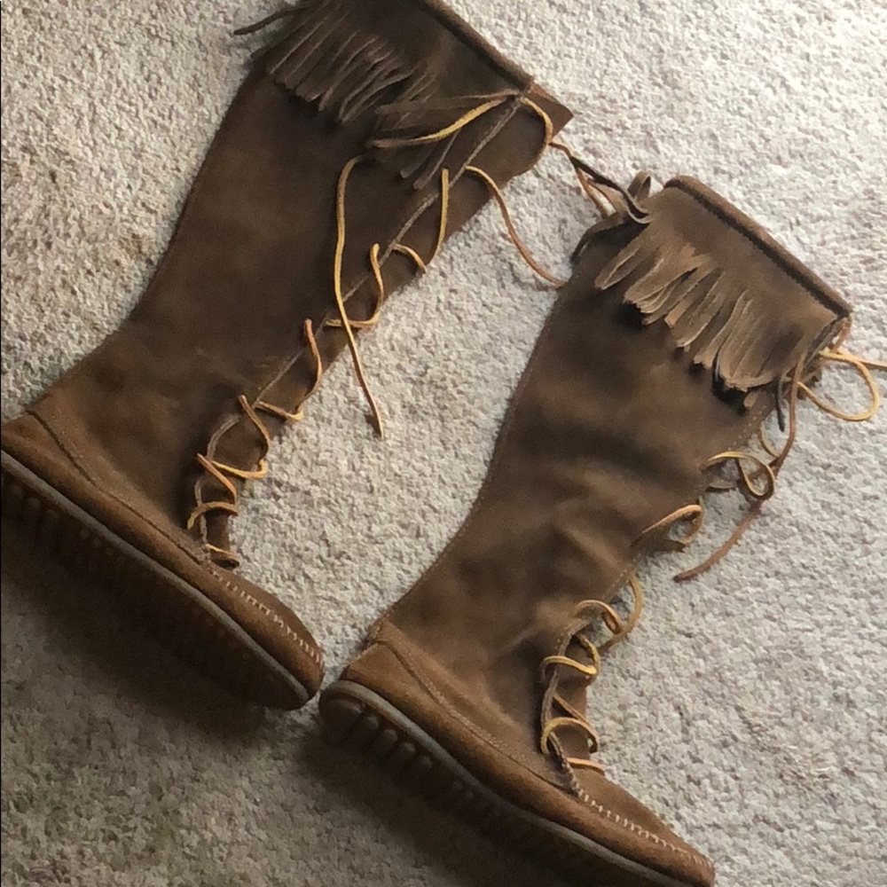 Minnetonka boots never worn